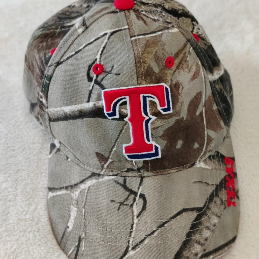 Great Condition: Texas Rangers Camo "Fan Favorite" Adjustable Hat